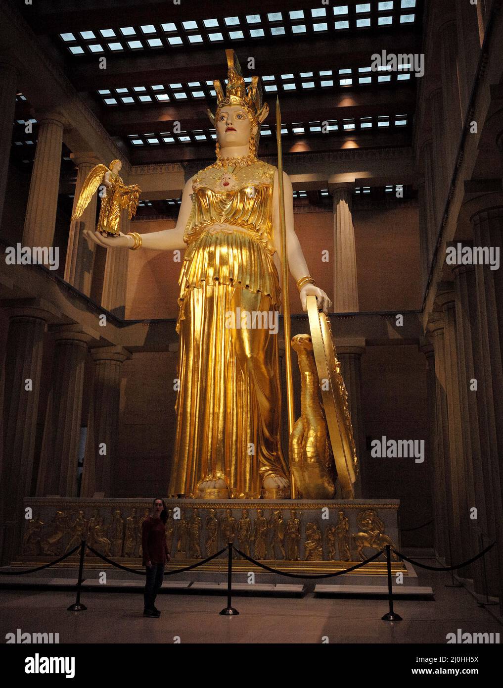 statue of athena in the parthenon