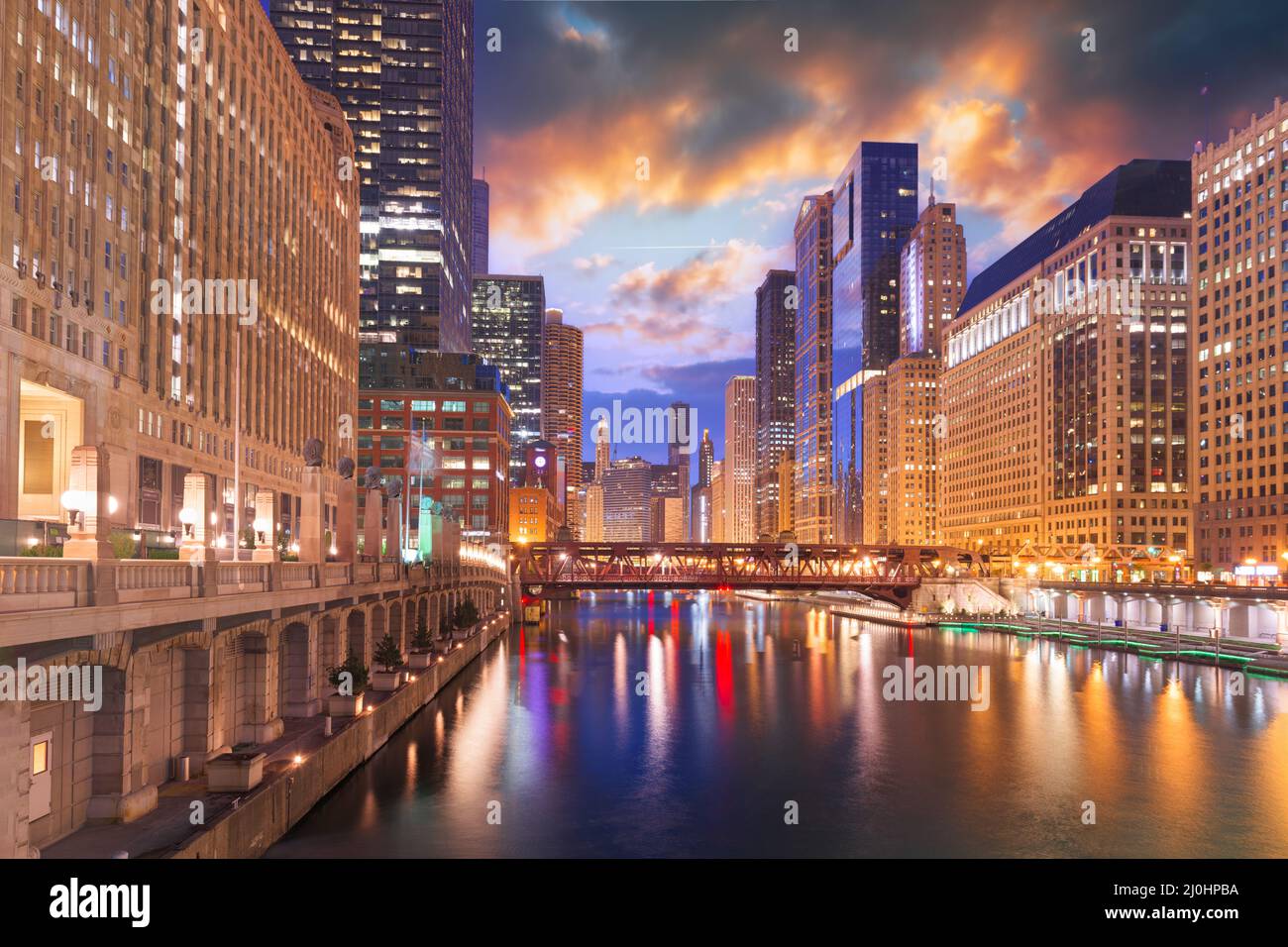 Buildings on waterfront chicago river hi-res stock photography and ...