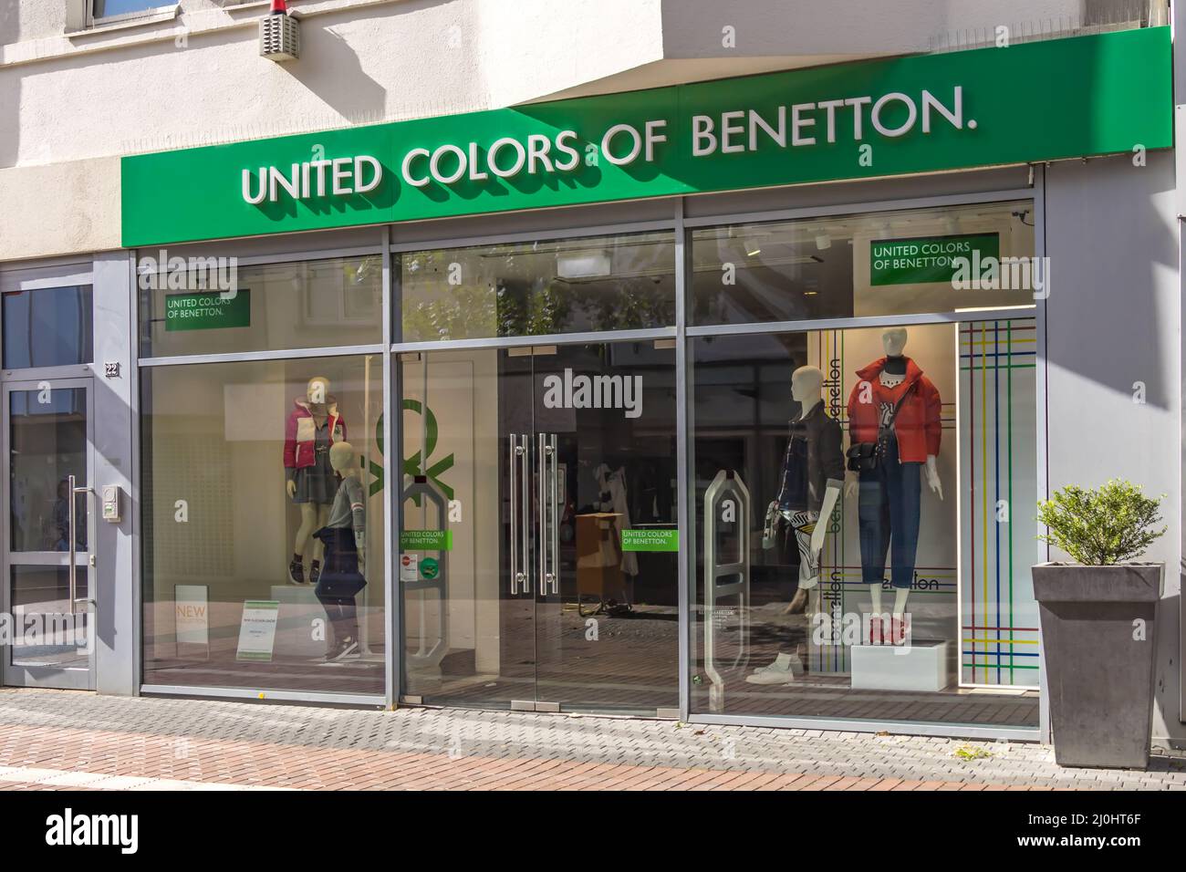 GIESSEN, GERMANY 2021-09-21 : UNITED COLORS OF BENETTON. Benetton store  entrance. Benetton Group S.p.A. is a global fashion brand, based in Ponzano  V Stock Photo - Alamy