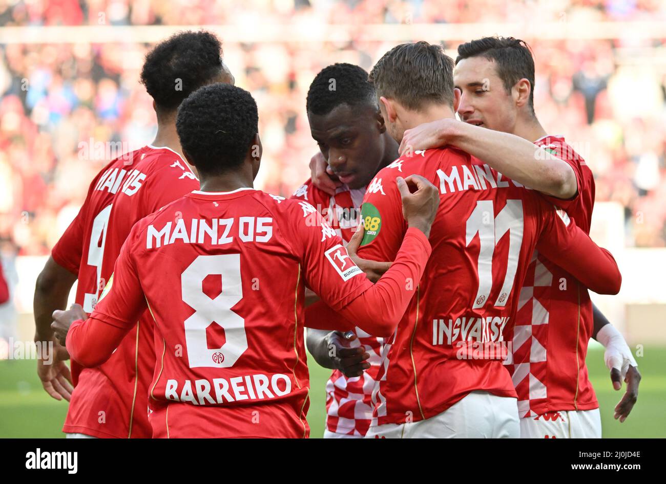 Mainz, Germany. 19th Mar, 2022. Soccer: Bundesliga, FSV Mainz 05 - Arminia  Bielefeld, Matchday 27, Mewa Arena. Mainz's Marcus Ingvartsen (2.vr)  celebrates his goal for 4:0 with his teammates. In the middle,