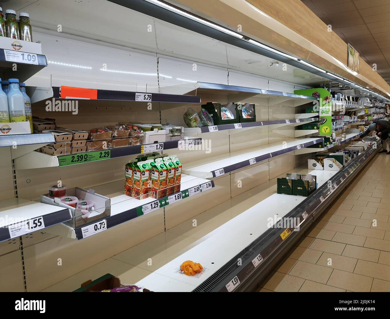 19th March, 2022. Almost empty shelves at Lidl Spermarket because of  transportation strike due of high fuel prices. Mijas Costa, Malaga  province, Spai Stock Photo - Alamy