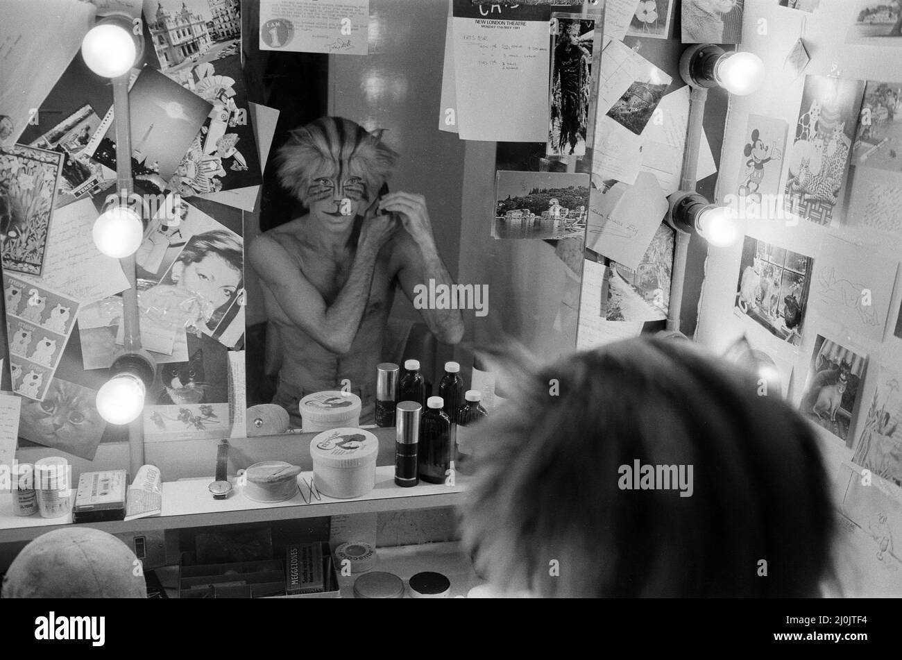 Theatre dressing room mirror Black and White Stock Photos & Images - Alamy