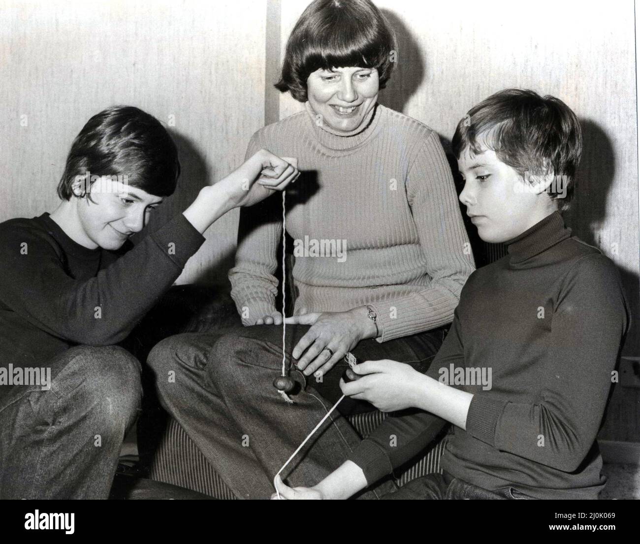 Conkers - Mrs Caryl Roach, of Lakeside, Cardiff, with her conker-playing sons, David (left) and Paul. 29th October 1980. Stock Photo