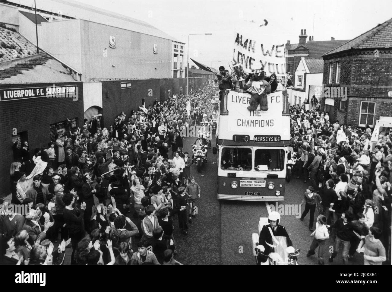 The Liverpool FC Tour Bus passes Anfield Football Club in Walton, Liverpool as the players enjoy a parade in their honour after winning the 1981 European Cup Final against Real Madrid (1-0).  Picture taken May 1981. Stock Photo