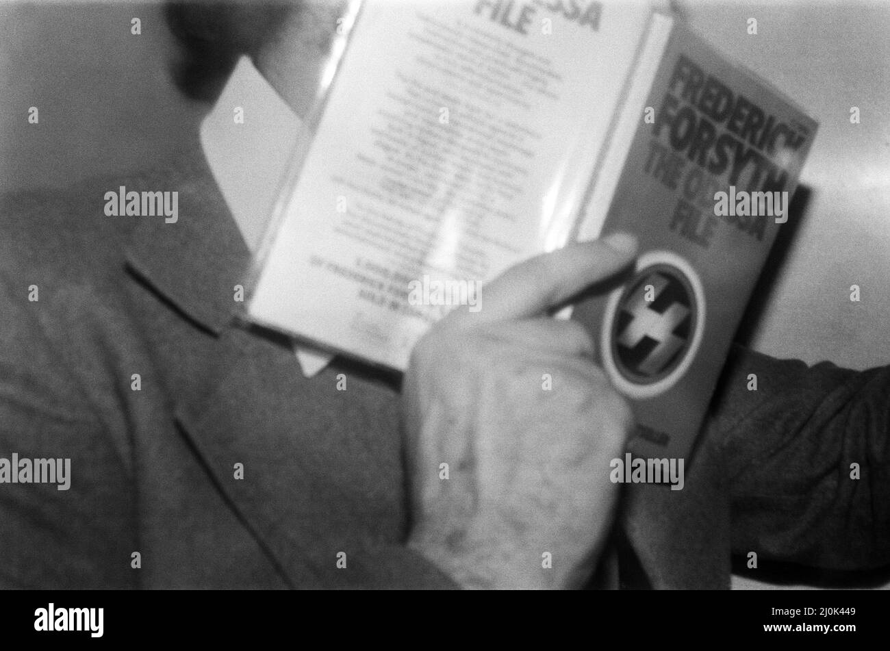 Peter Sutciffe in the special security van that drives him to Brixton Prison every night. He regularly covers his face with the book he is reading to avoid being photographed. 19th May 1981. Stock Photo