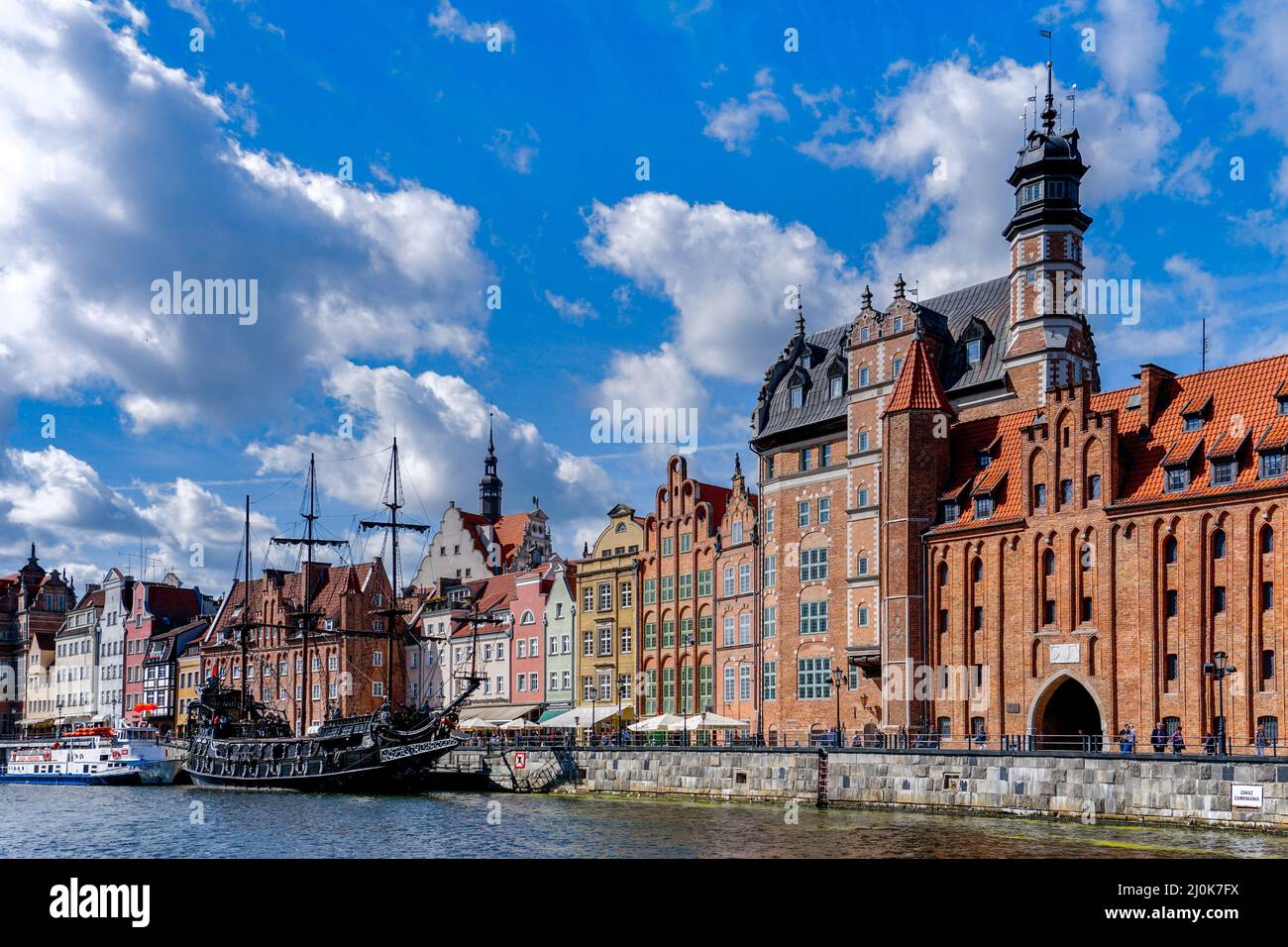 view-of-the-motlawa-river-waterfront-in-the-historic-old-town-pf-gdansk