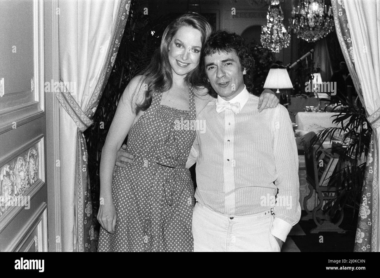 Dudley Moore and Jill Eikenberry in New York. 18th July 1980. Stock Photo