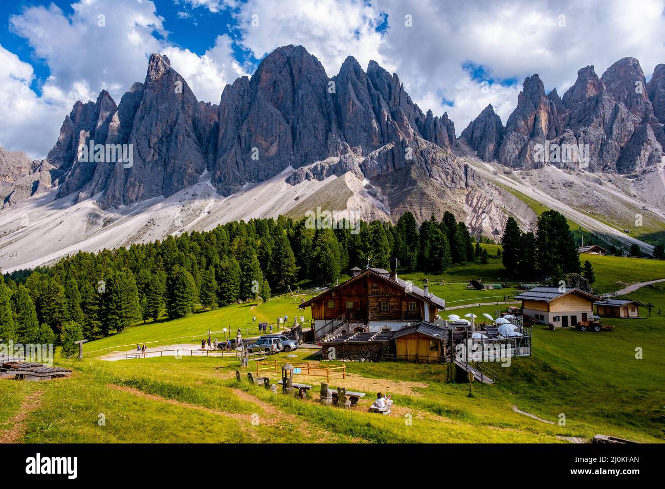 geisler-alm-dolomites-italy-hiking-in-the-mountains-of-val-di-funes