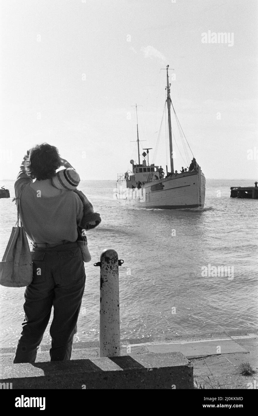 The wife and young child of one of the crew of the fishing vessel William McCann waits on the dock side as the boat returns to harbour. 30th September 1980 Stock Photo