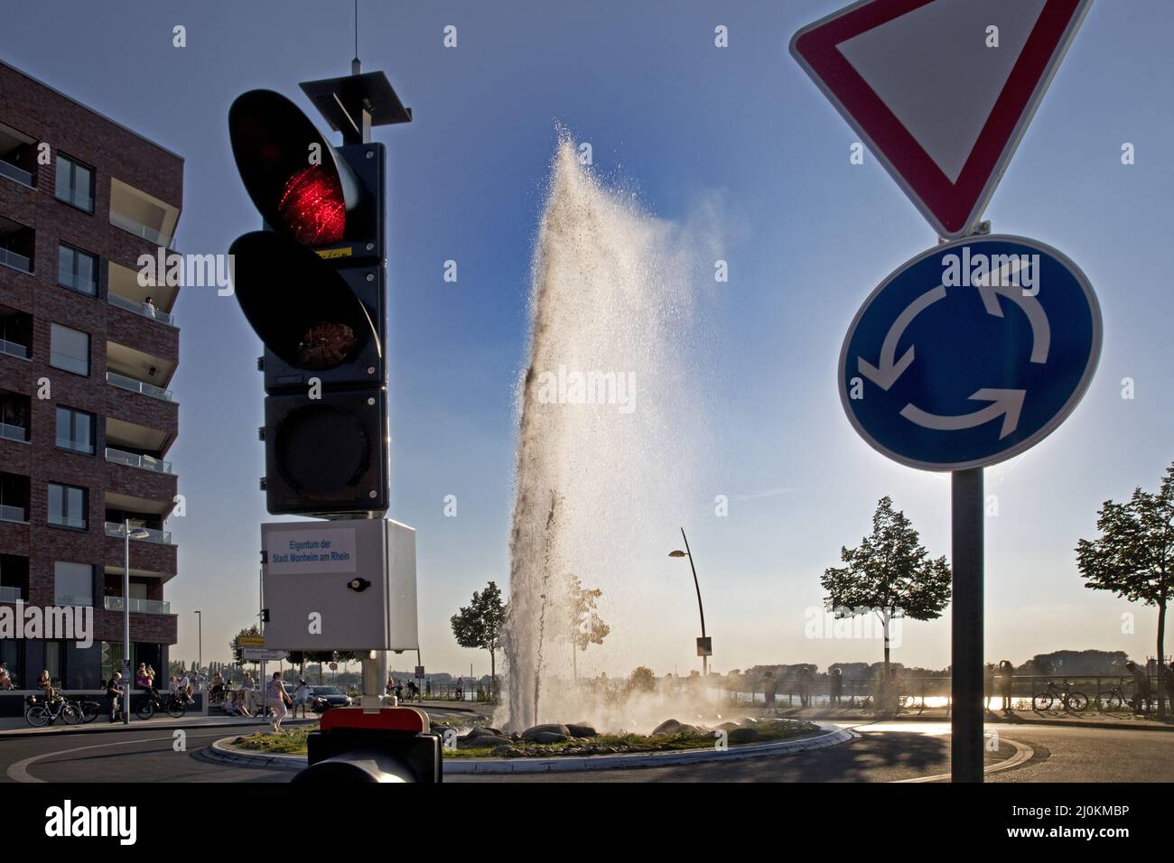 Monheimer Geyser in the closed roundabout during the eruption, Monheim
