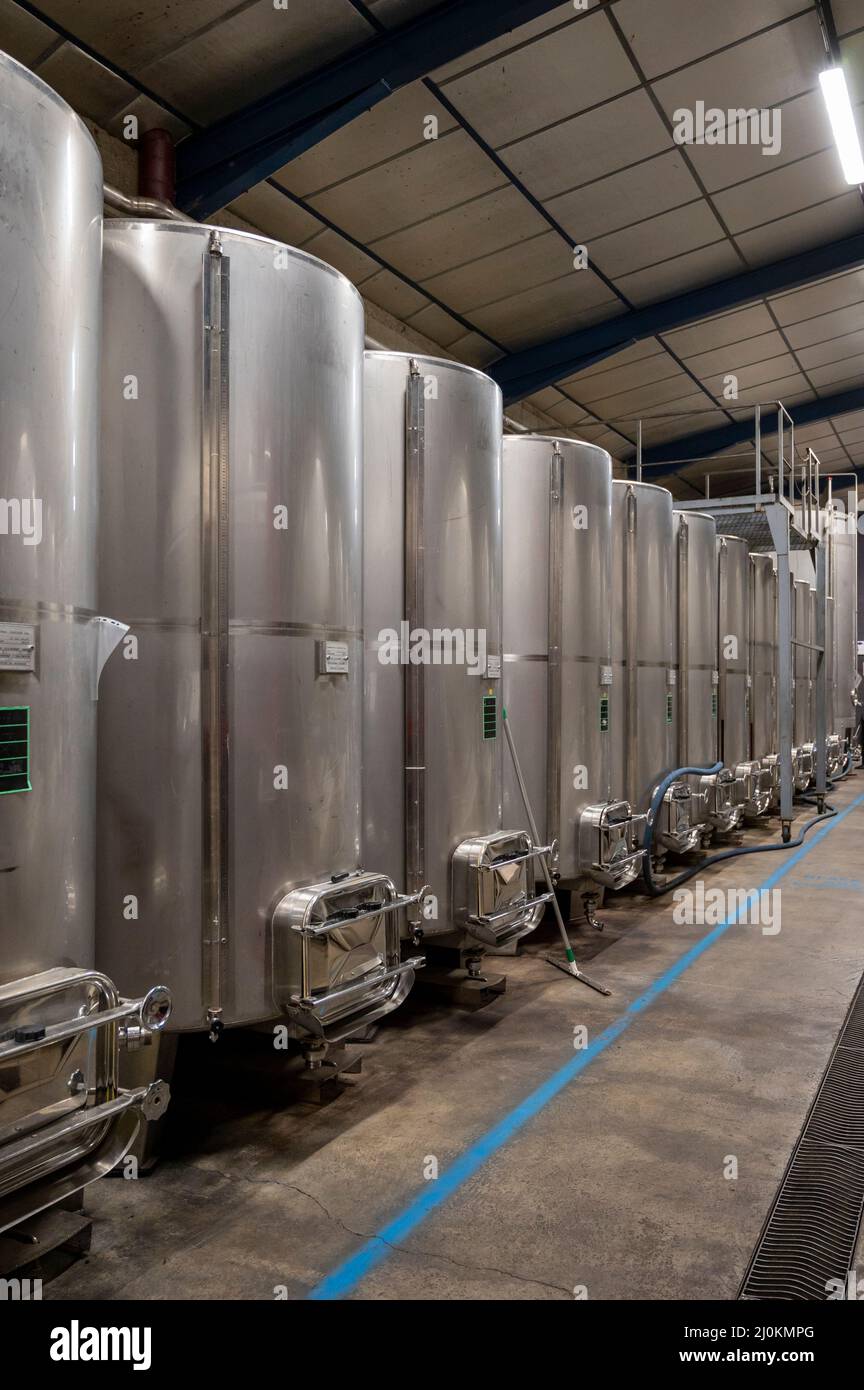 Production of sweet cassis creme liquor from ripe black currant berries