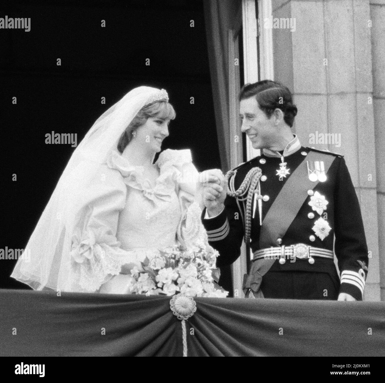 **CROPPED VERSION - ORIGINAL WIDE FRAME ALSO IN THIS SET*** Prince Charles marries Lady Diana Spencer.  Picture taken of the happy couple on the balcony at Buckingham Palace after the wedding ceremony.  Picture taken 29th July 1981. Stock Photo