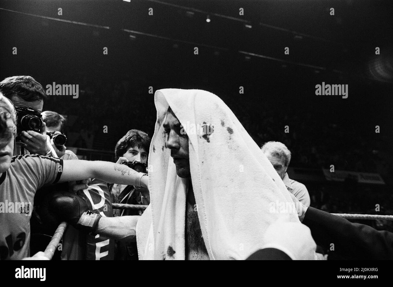 Alan Minter vs. Marvin Hagler, WBA and WBC world middleweight title fight, Wembley Arena, London, England.This was a grudge match in which Hagler won by TKO in the third round. Hagler went six years undefeated before losing his titles to Sugar Ray Leonard in 1987. (Picture Shows) A blooded Alan Minter with a towel over his head after the fight. 27th September 1980 Stock Photo
