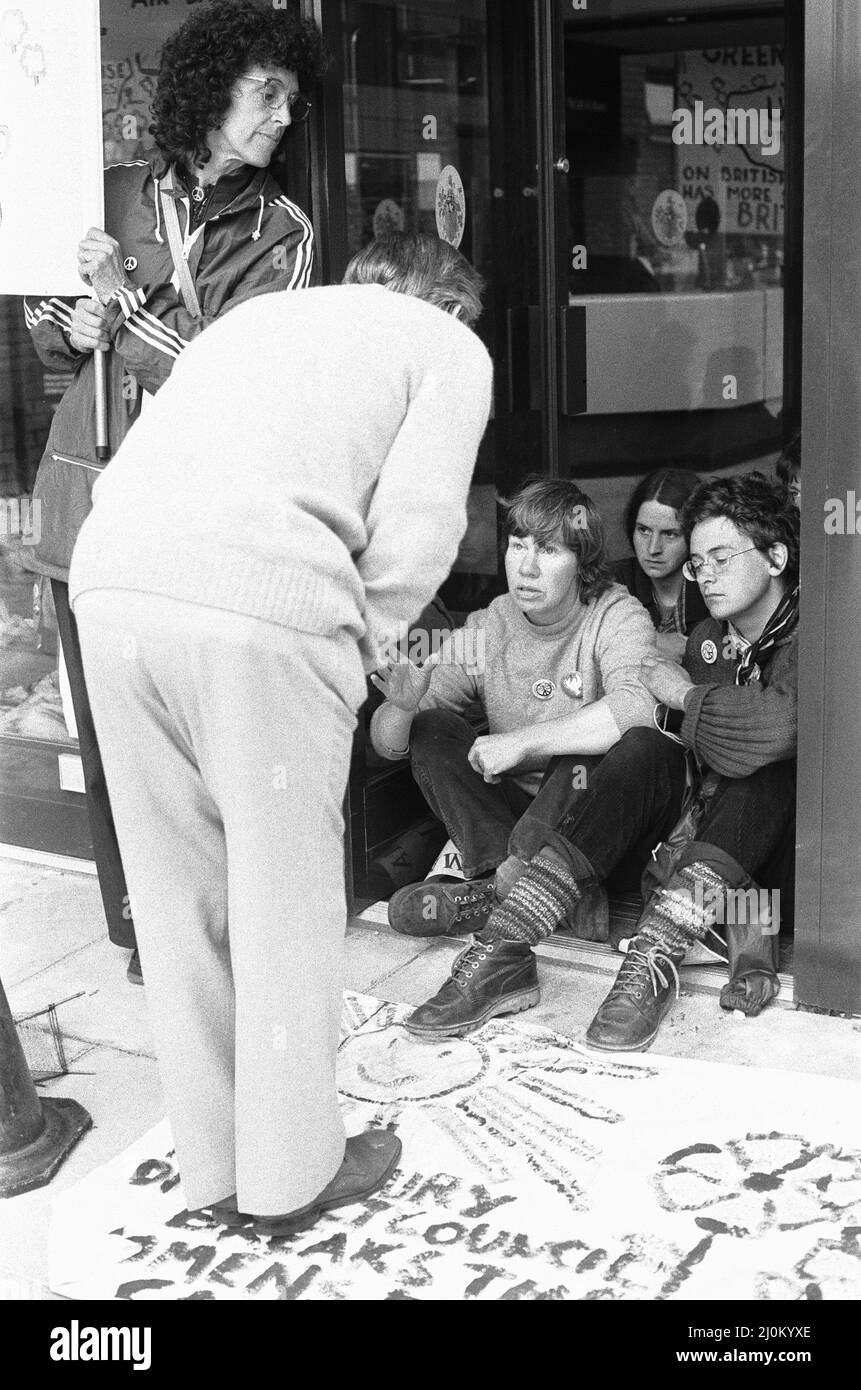 May 1982 Women from the 'Women's Peace Camp' at Greenham Common blockade the offices of Newbury District Council following the issuing of eviction notices to quit the camp. Protesters explaining to a customer why they are blockading the Council offices Stock Photo