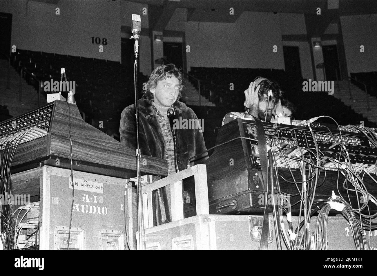 Mixing desk 1980s hires stock photography and images Alamy