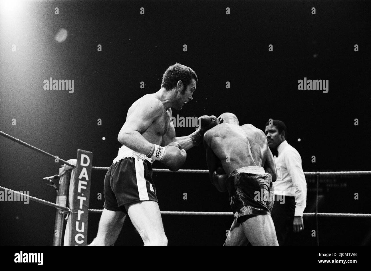 Alan Minter vs. Marvin Hagler, WBA and WBC world middleweight title fight, Wembley Arena, London, England.This was a grudge match in which Hagler won by TKO in the third round. Hagler went six years undefeated before losing his titles to Sugar Ray Leonard in 1987. (Picture Shows) Fight action. 27th September 1980 Stock Photo