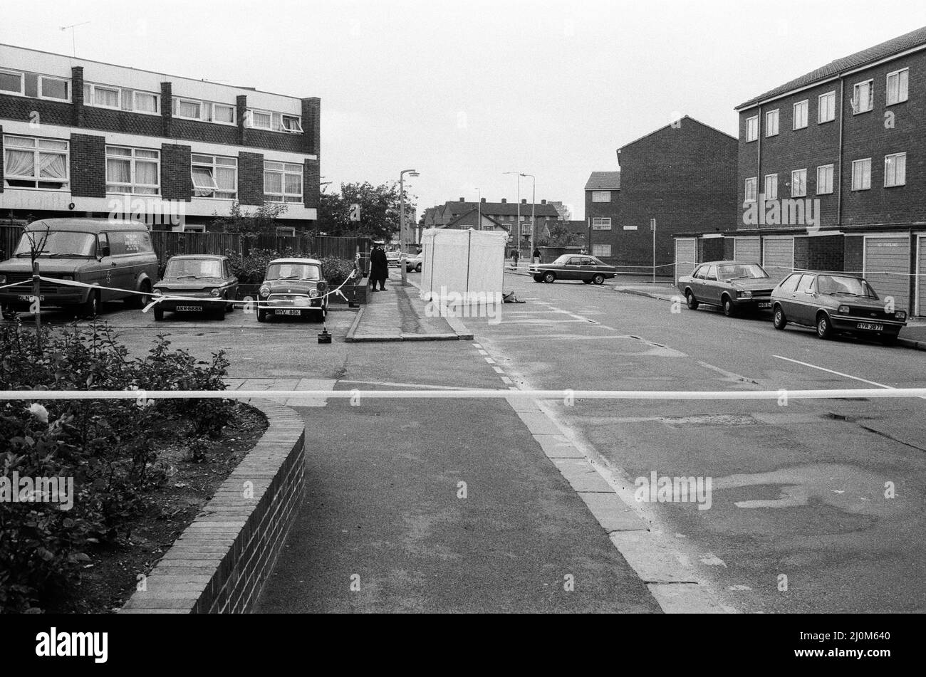 A man was shot dead by two hooded killers in East London last night. The victim was 31-year-old Nicholas Gerard, who was acquitted of murder two years ago along with Ronnie Knight. The murder scene in Stratford is pictured. 26th June 1982. Stock Photo