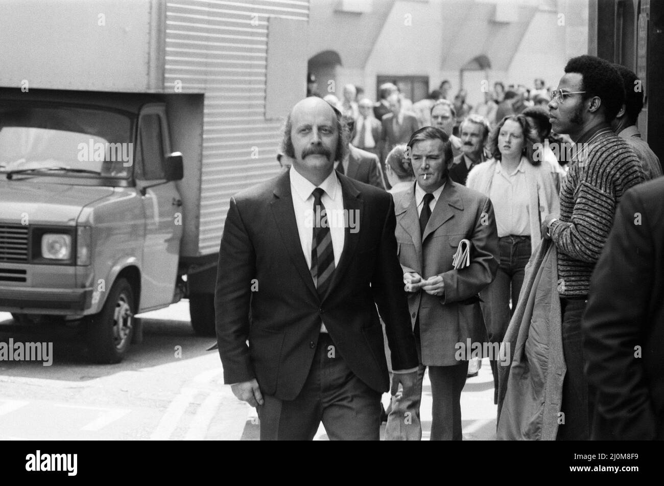 Scenes outside the Old Bailey during the trial of Peter Sutcliffe, the Yorkshire Ripper. Pictured, Prison Officer Anthony Fitzpatrick. 8th May 1981. Stock Photo