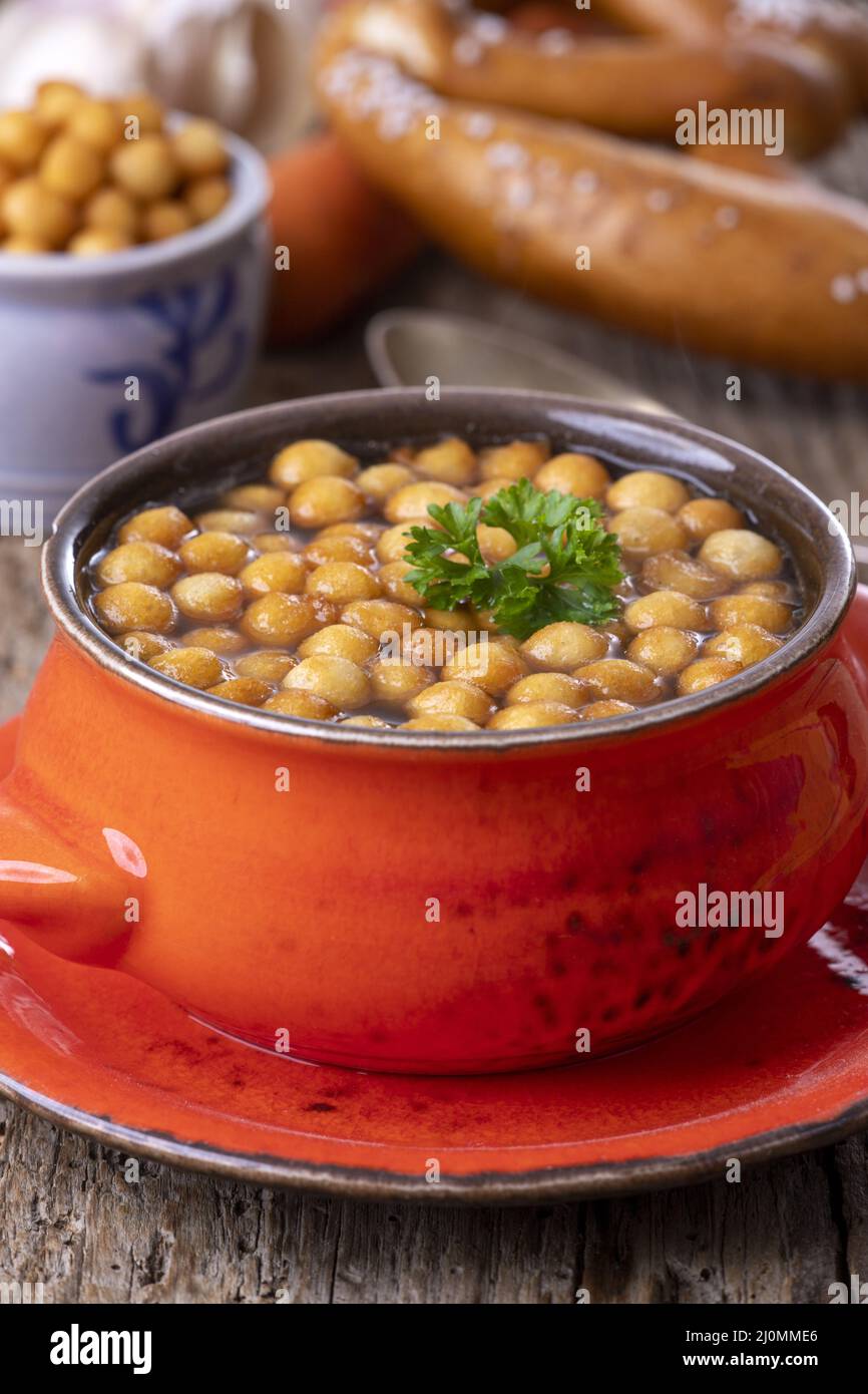 Gebratene backerbsen in einer suppe hi-res stock photography and images ...