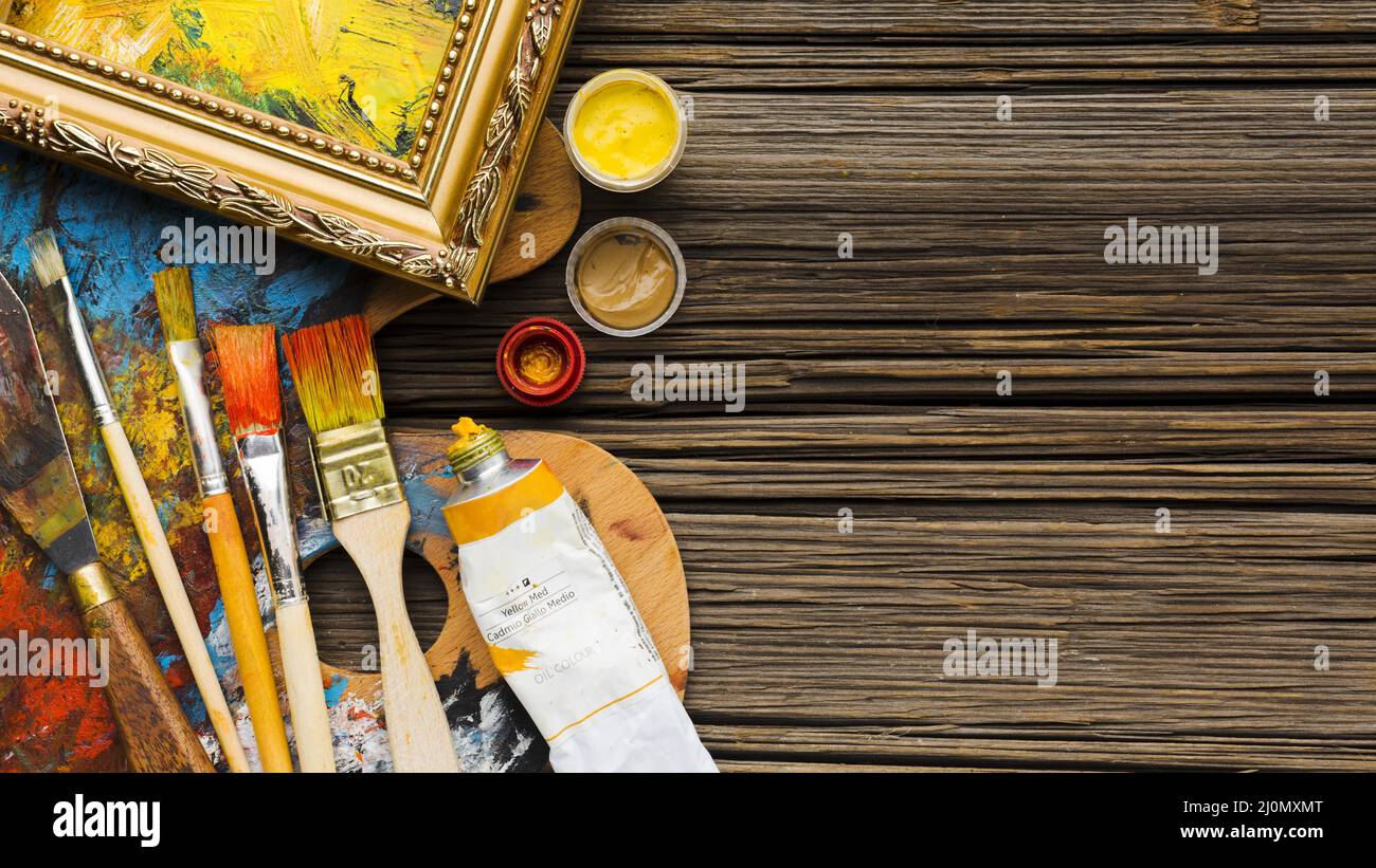 Copy space wooden background and paint brushes Stock Photo - Alamy