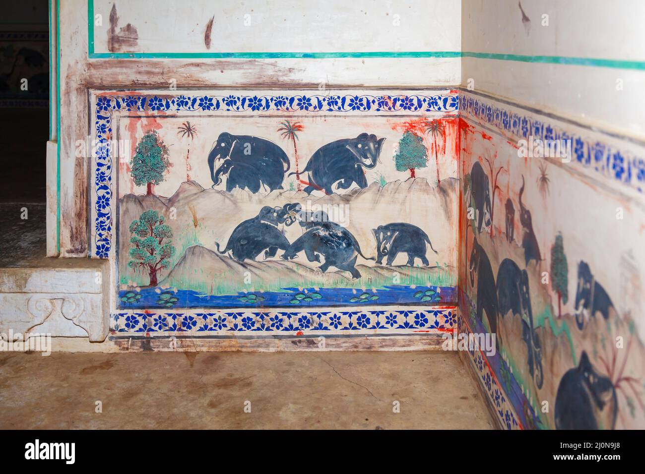 Murals of elephants in Kumbha Palace zanana in Kumbhalgarh Fort, a Mewar fortress in Rajsamand district near Udaipur, Rajasthan, western India Stock Photo