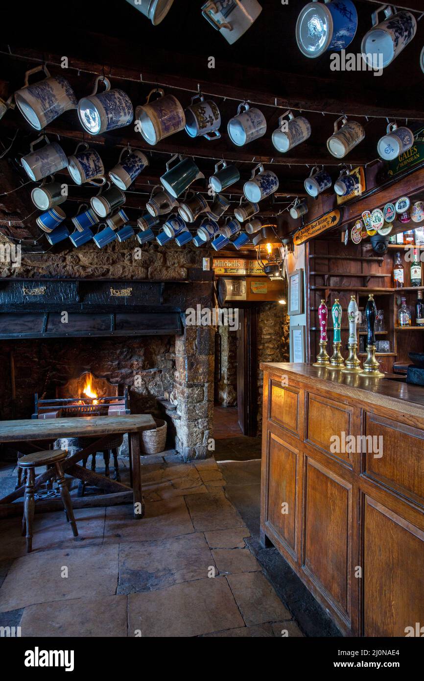 The Falkland Arms pub in the Cotswold village of Great Tew, Oxfordshire, England, UK Stock Photo