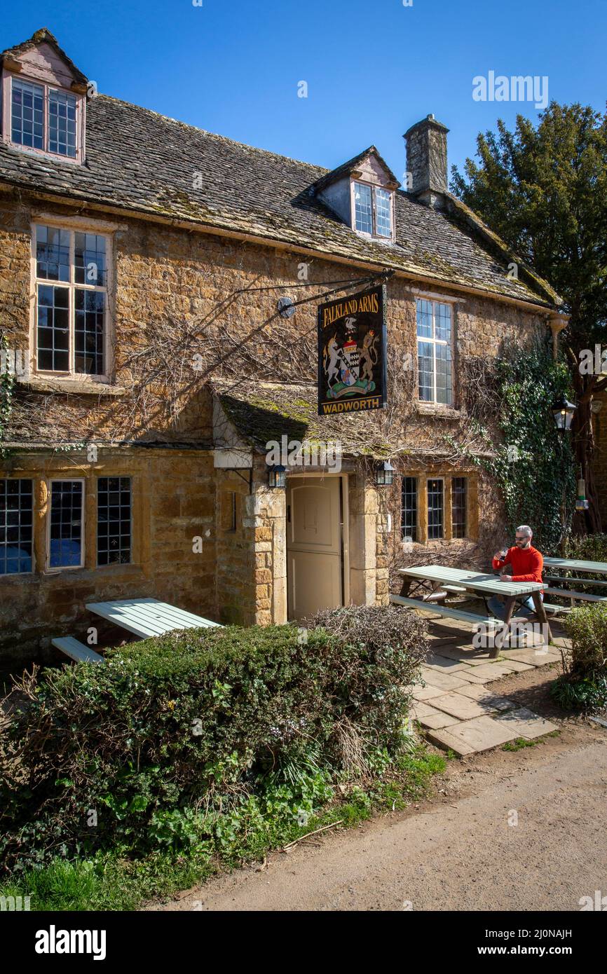 The Falkland Arms pub in the Cotswold village of Great Tew, Oxfordshire, England, UK Stock Photo