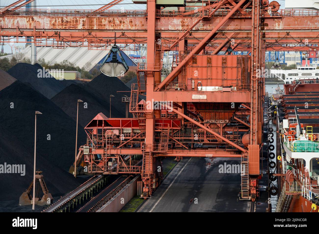 Germany, Hamburg, harbour bulk terminal Hansaport, import of hard coal and ore for german steel factories and power plants, coal is imported from Russia, Columbia, Canada, Australia and others Stock Photo