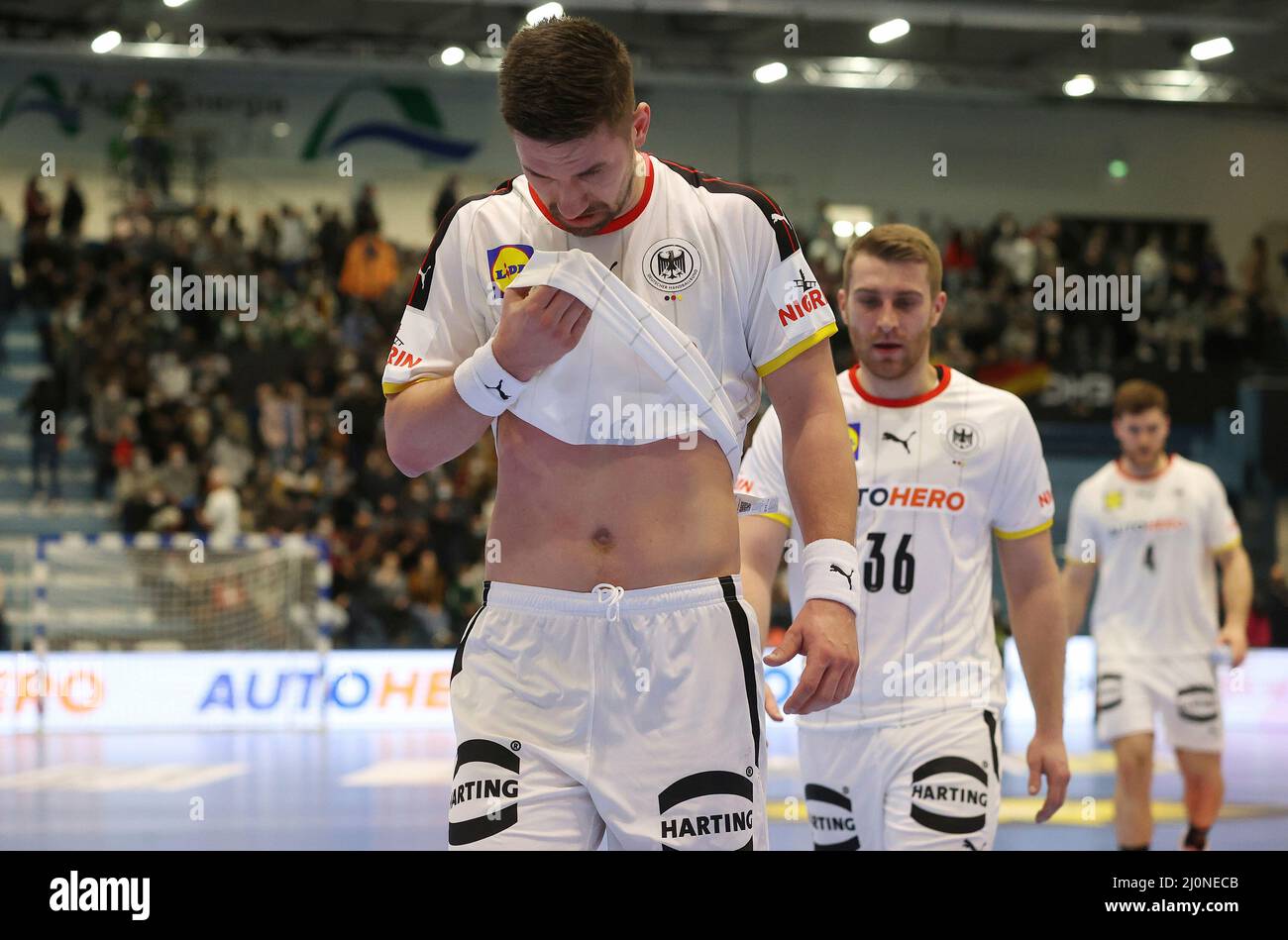 firo : 03/19/2022 Lav§nderspiel : Men : National team Friendly game handball , season 2021/2022 Germany - Hungary 31:31 GESTURE , exit , disappointed , left to right: Fabian Wiede , Lukas Mertens Stock Photo