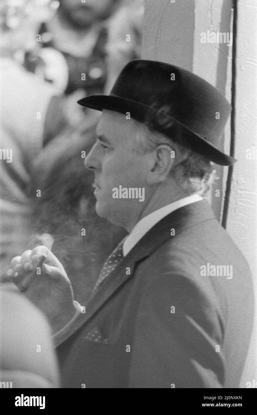 Behind the scenes filming of Minder, a British comedy drama TV Series set in the London criminal underworld, fourth series, episode 'A Star is Gorn', pictured Thursday 22nd September 1983. Our Picture Shows ... George Cole as Arthur Daley. Stock Photo