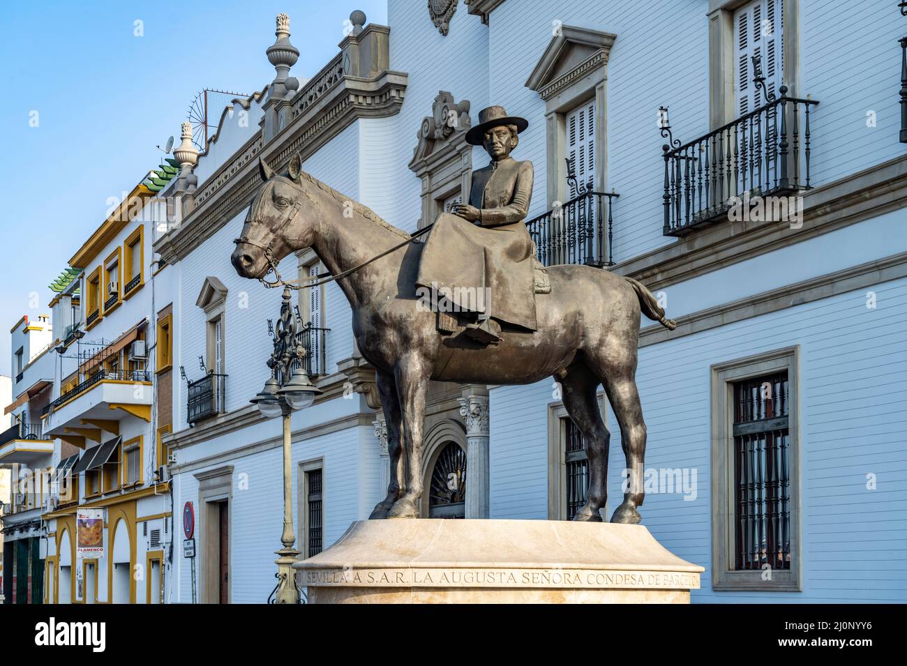 Reiterstandbild der Augusta Senora Condesa de Barcelona an der Stierkampfarena in Sevilla, Andalusien, Spanien  |  Equestrian statue of  Augusta Senor Stock Photo
