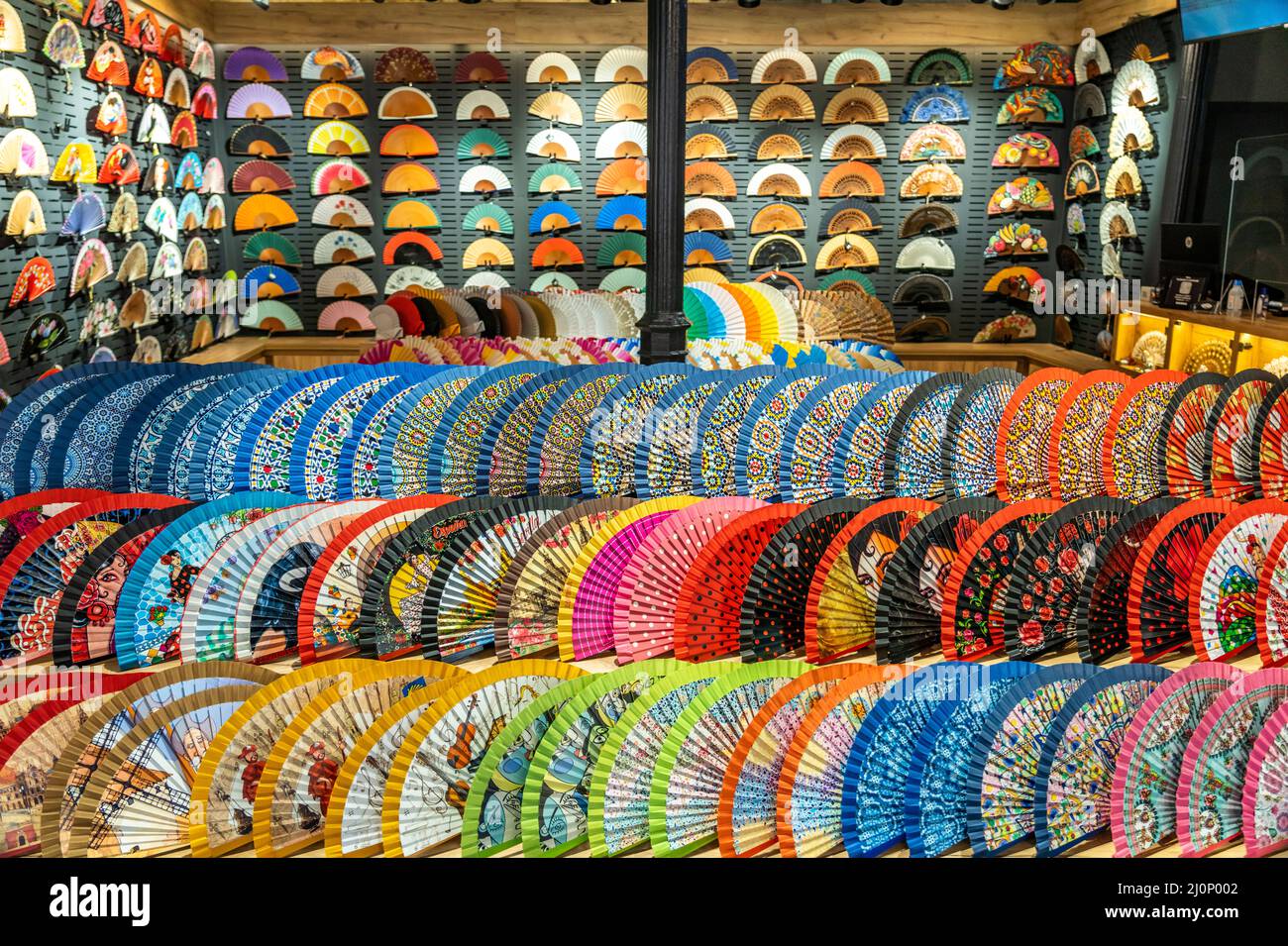 Bunte Fächer in einem Schaufenster in Sevilla, Andalusien, Spanien  |  colourful Hand fans in a shop window in Seville, Andalusia, Spain Stock Photo