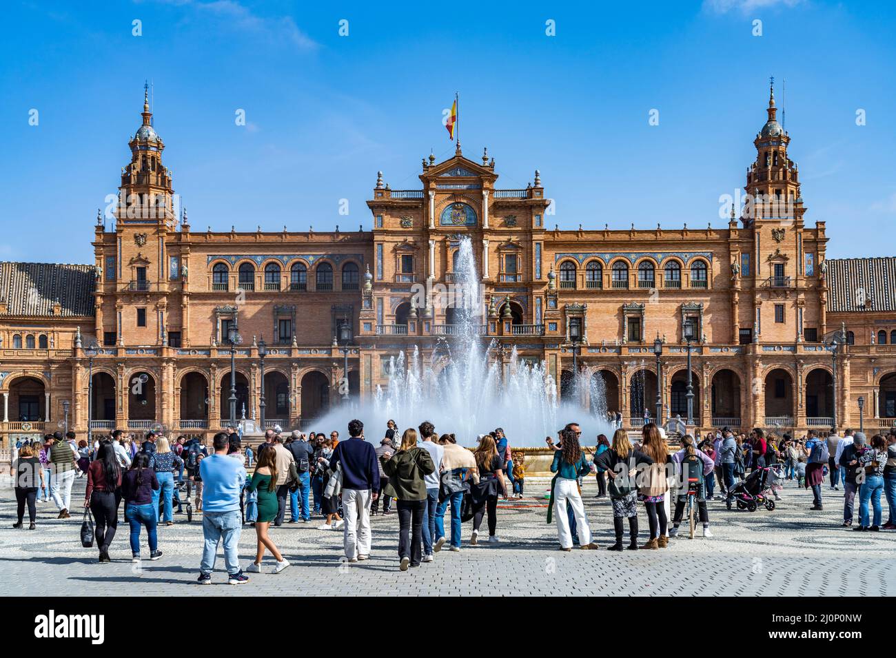 Touristen am Brunnen auf der Plaza de España  in Sevilla, Andalusien, Spanien  |  tourists at the fountain on Plaza de España square, Seville, Andalus Stock Photo