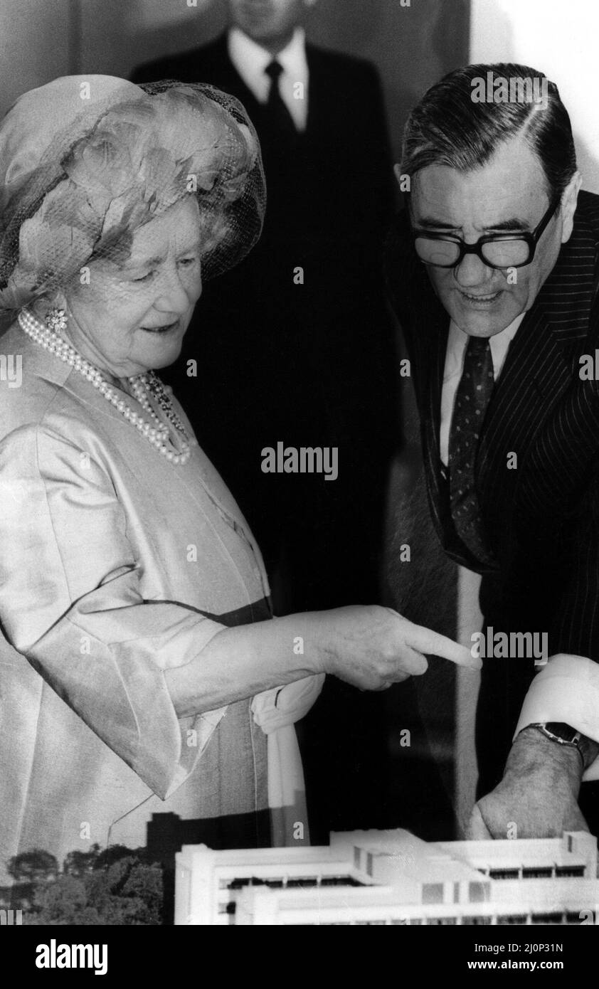 Queen Elizabeth the Queen Mother  North East Visits  Queen Elizabeth the Queen Mother visits Newcastle 6 November 1984, to officially open Newcastle University Medical School, with Professor David Shaw looking at models Stock Photo