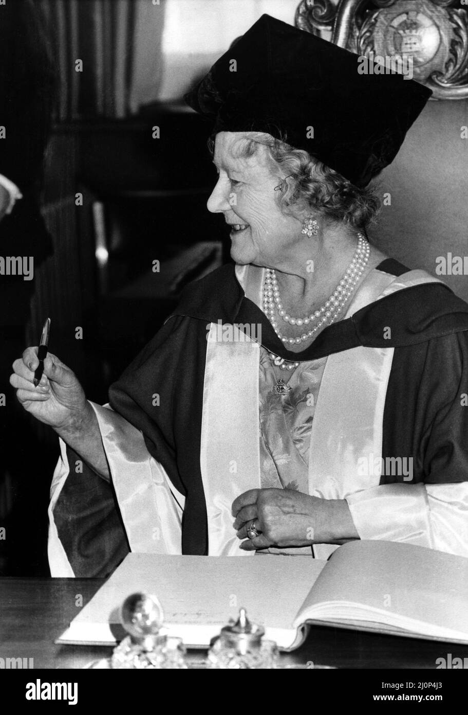 Queen Elizabeth the Queen Mother North East Visits Queen Elizabeth the Queen  Mother visits Newcastle 6 November 1984, to officially open Newcastle  University Medical School Stock Photo