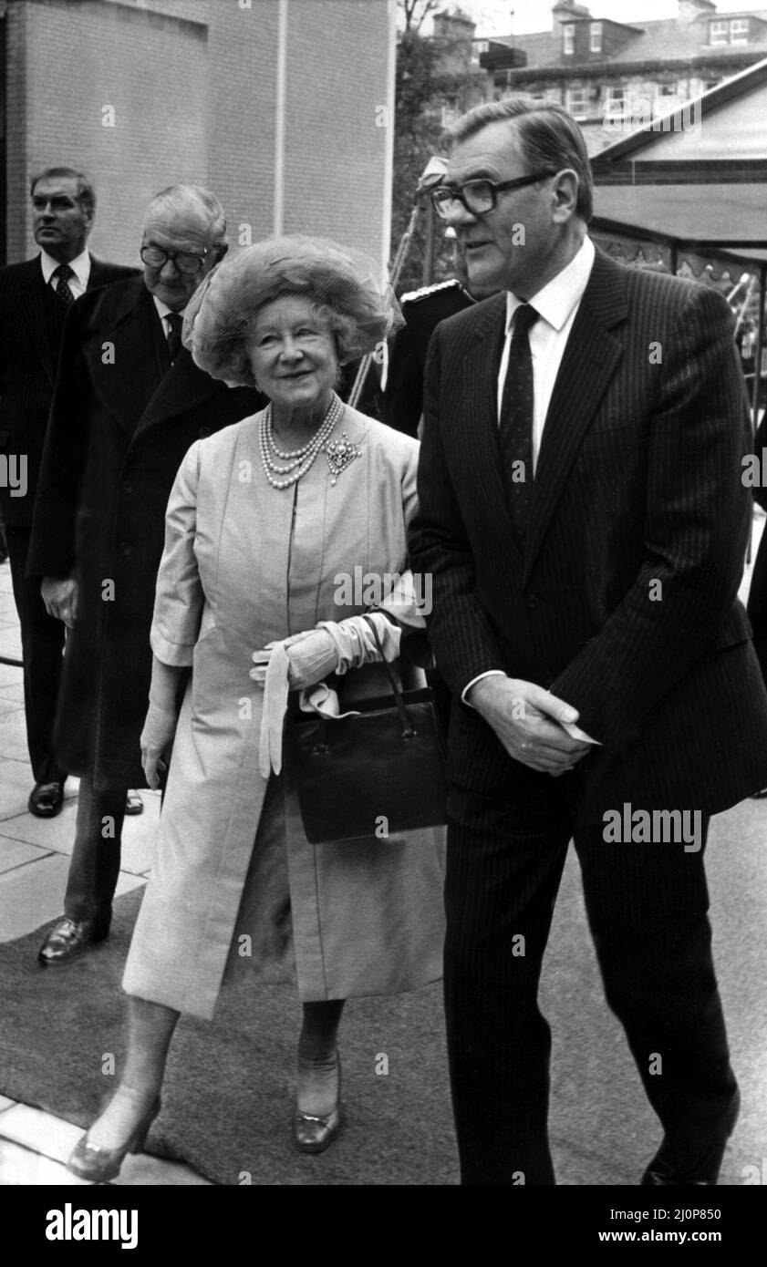 Queen Elizabeth the Queen Mother  North East Visits  Queen Elizabeth the Queen Mother visits Newcastle 6 November 1984, to officially open Newcastle University Medical School, with Professor David Shaw Stock Photo