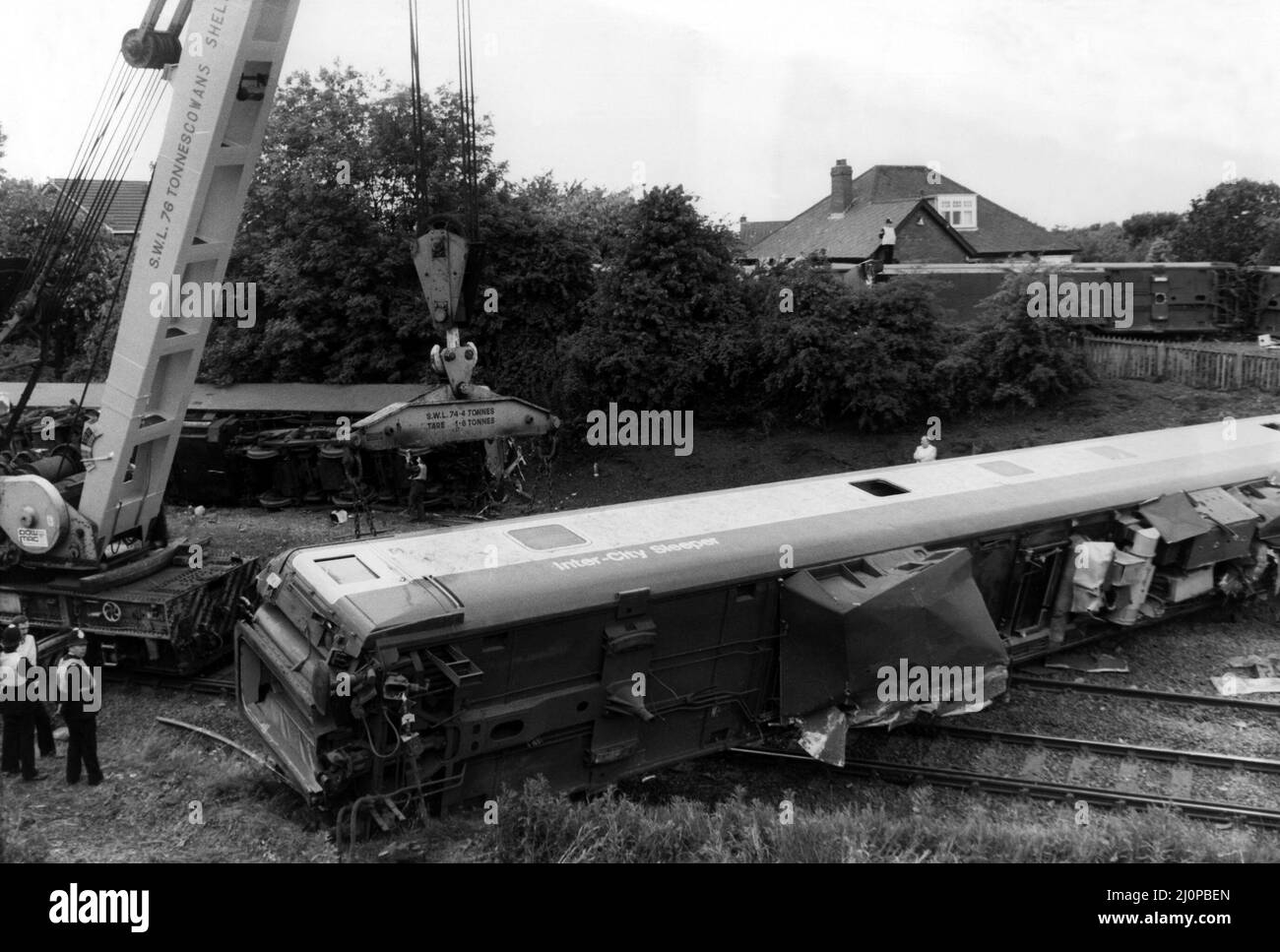 The crash of the Aberdeen to London sleeper train which careered off the track on the notorius Morpeth curve, just half a mile from the station. The crash happened at 10 minutes past midnight on 24th June, 1984   Preparations are made to left the carriages from across the rails Stock Photo