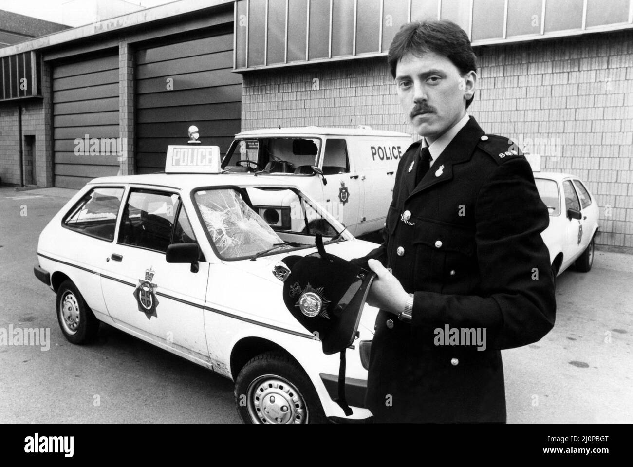 The National Miners Strike 1984 PC Andrew Summerbell with his damaged helmet and some of the police vehicles that were attacked 17 October 1984 Stock Photo