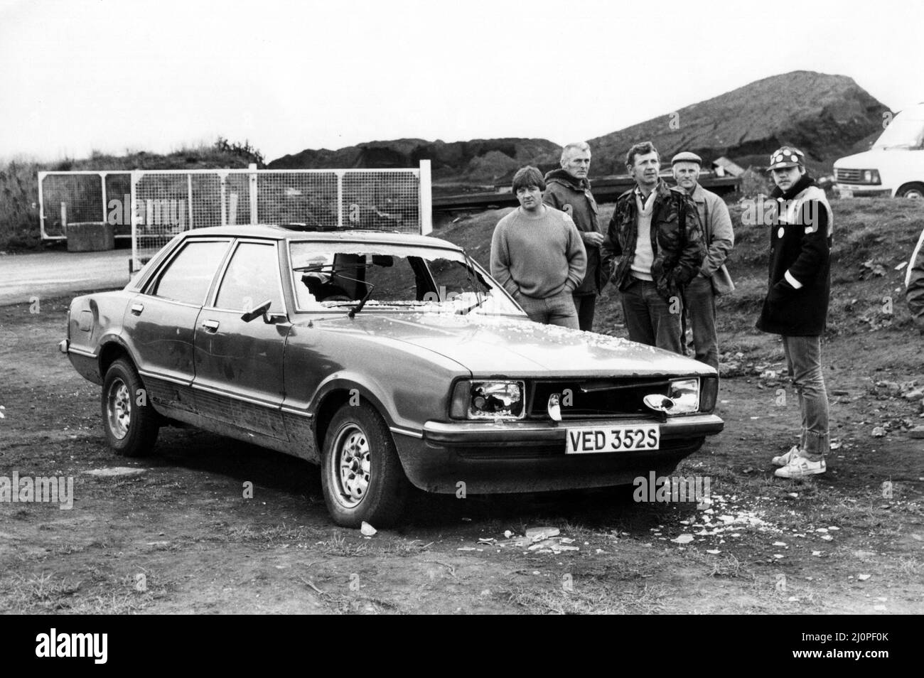 The National Miners Strike 1984 A damaged car after miners staged a surprise 700 men midnight picket at the Inkerman caol yard in Town 17 October 1984 Stock Photo