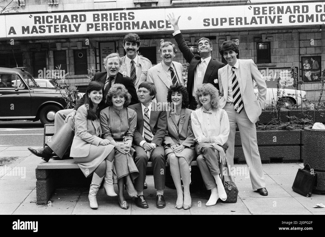 A group of top actors and actresses have grouped together with Ray Cooney at the Shaftesbury Theatre to form the Theatre of Comedy. Today they went along to the Theatre to tell the press. Pictured are Left to right back row: Leslie Phillips, John Alderton, Richard Briers, Derek Nimmo, Tom Conti. Front Row: Pauline Collins, Julia McKenzie, Tom Courtenay, Maureen Lipman and Liza Goddard. 8th May 1983. Stock Photo
