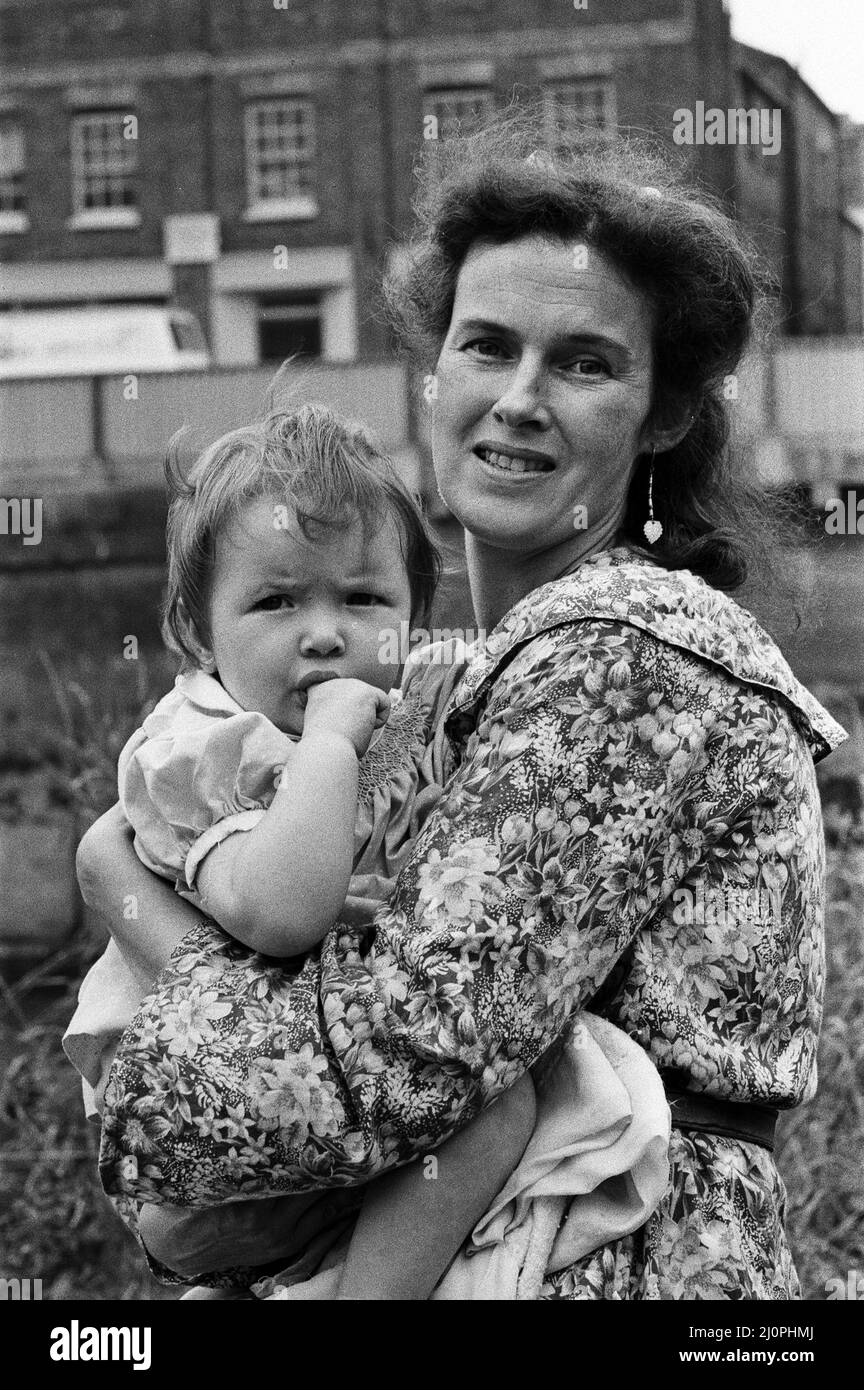 Victoria Gillick and her daughter Clementine, aged 1, at home in Wisbech, Cambridgeshire. 25th July 1983. Stock Photo