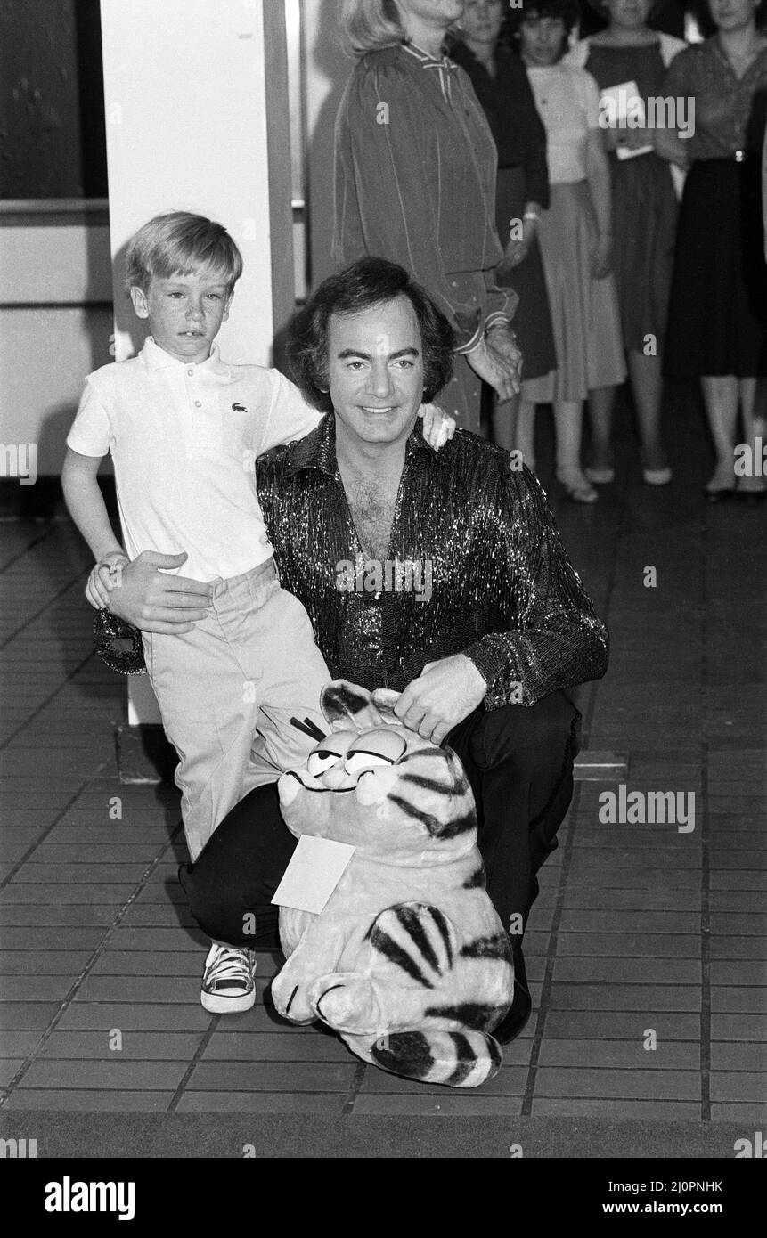 Neil Diamond with son Micha, pictured at the National Exhibition Centre, Birmingham where he is performing in concert. The cuddly 'Garfield' toy will be presented to The Prince and Princess of Wales (who are attending the concert) for Prince William. 5th July 198 Stock Photo