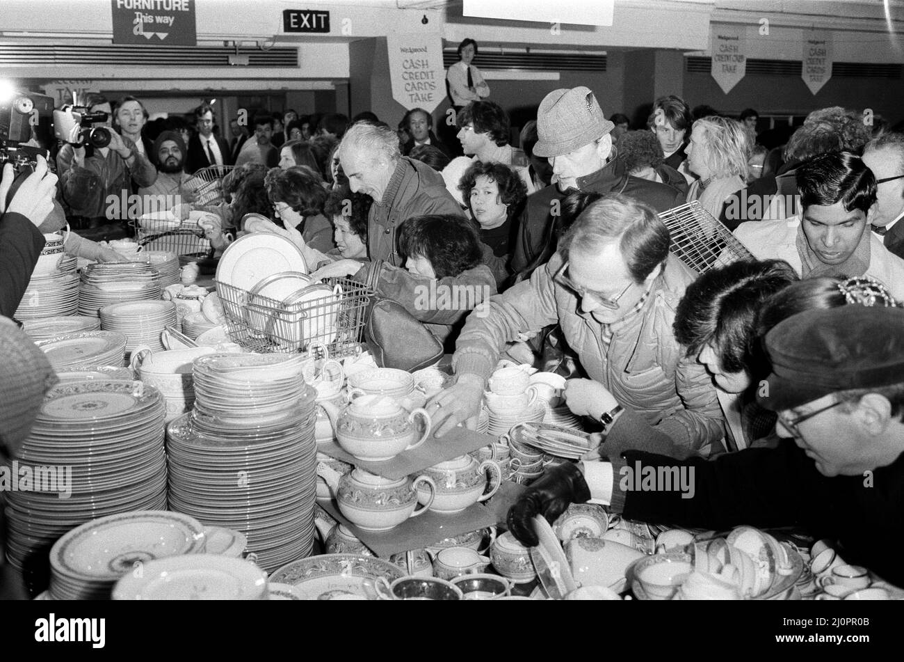 Knightsbridge harrods harrods department Black and White Stock Photos