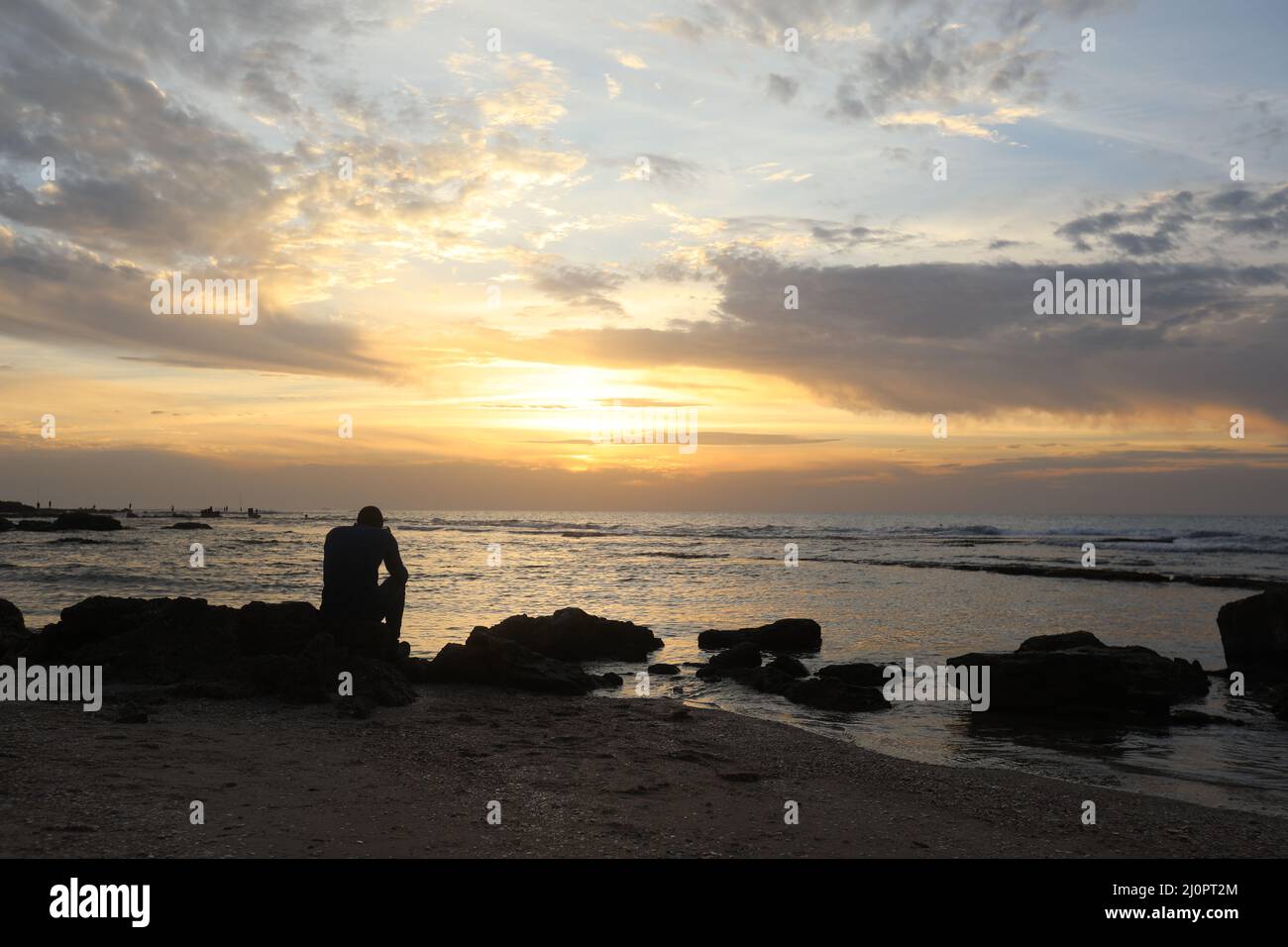 Man dark alone sunset hi-res stock photography and images - Alamy