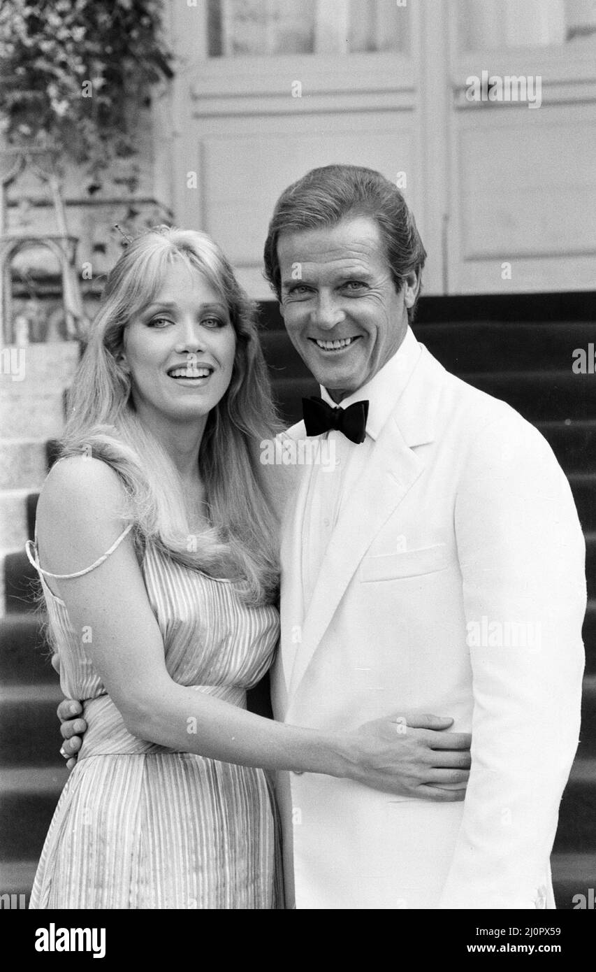 Roger moore roberts james bond hi-res stock photography and images - Alamy