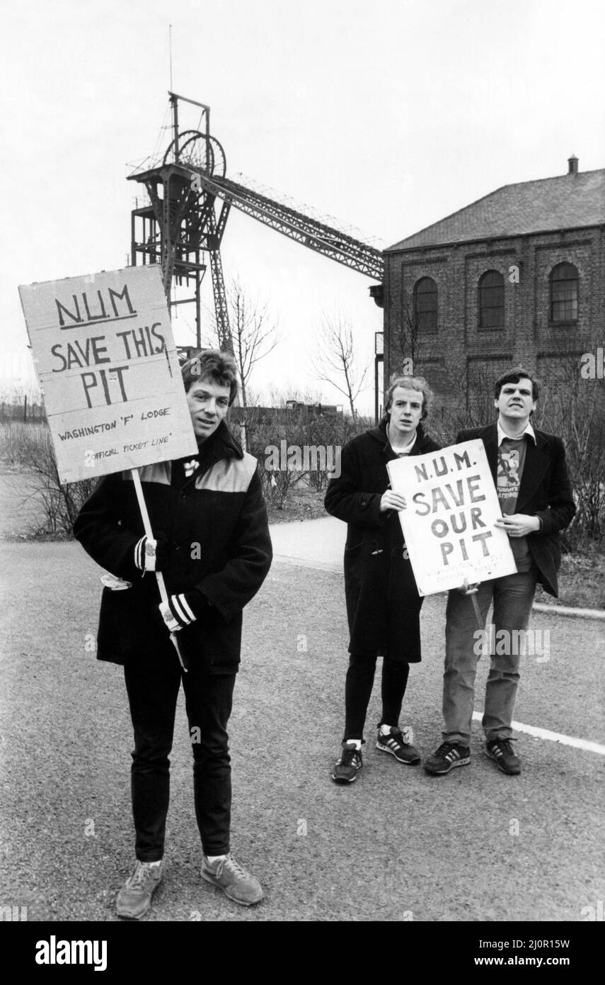 The National Miners Strike 1984 John Watson, his brother Billy and Malcom Rumney show how peaceful picketing can be outside Washington F Pit at Albany Village, the colliery closed 16 years ago and is now a museum 22 March 1984 Stock Photo