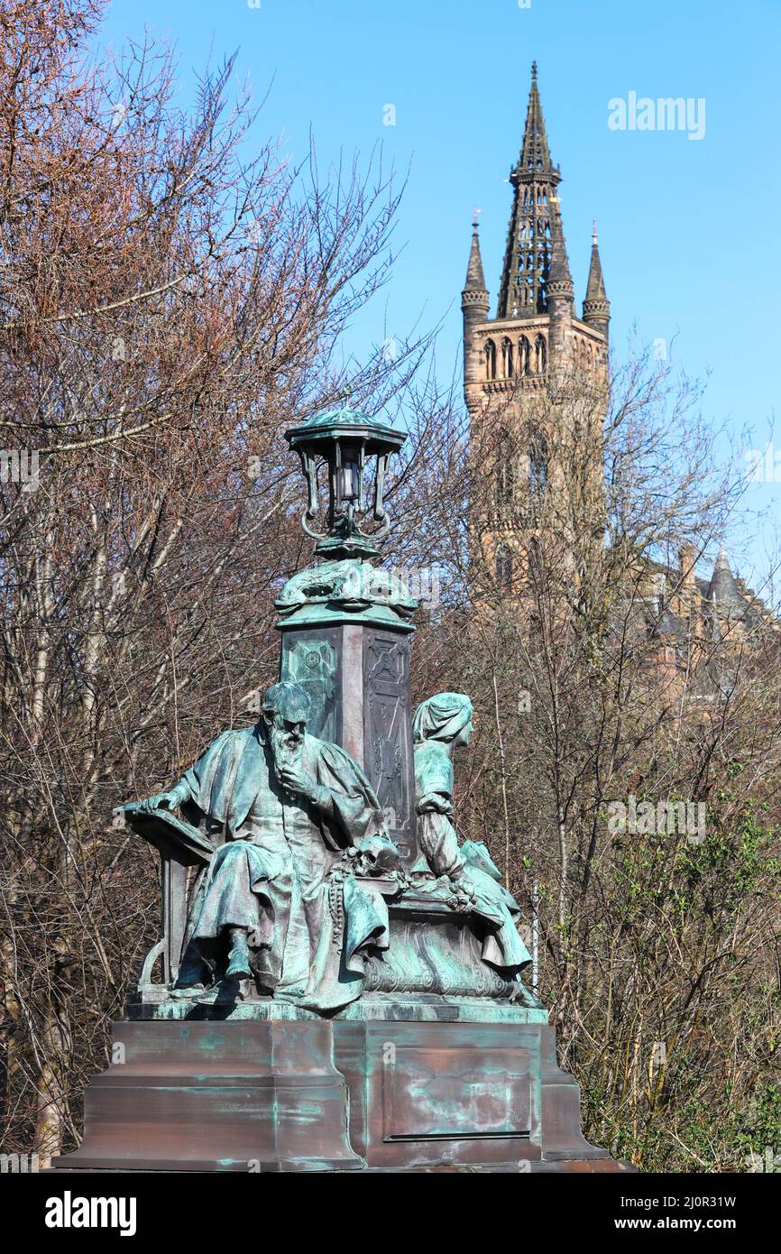 Statue on the Kelvin Bridge, Glasgow, Scotland, designed by PAUL RAPHEAL MONTFORD in 1920 and depicts 'Philosophy and Inspiration' Stock Photo