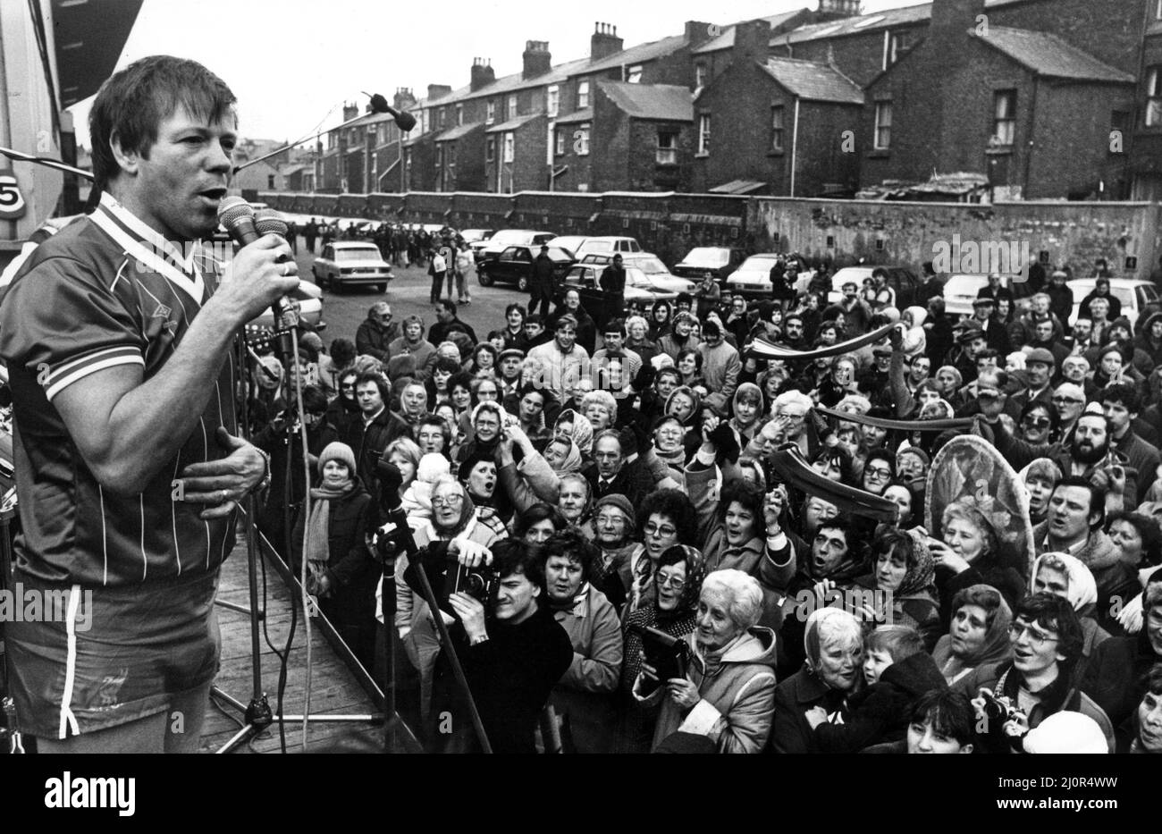 Radio star Billy Butler entertains a crowd of 300 fans at Anfield with a version of Top anthem 'You'll Never Walk Alone'. Clad in a Liverpool FC strip, red-hot Evertonian Billy faced the ordeal after loosing a bet with his audience on Radio Merseyside. 18th February 1983. Stock Photo