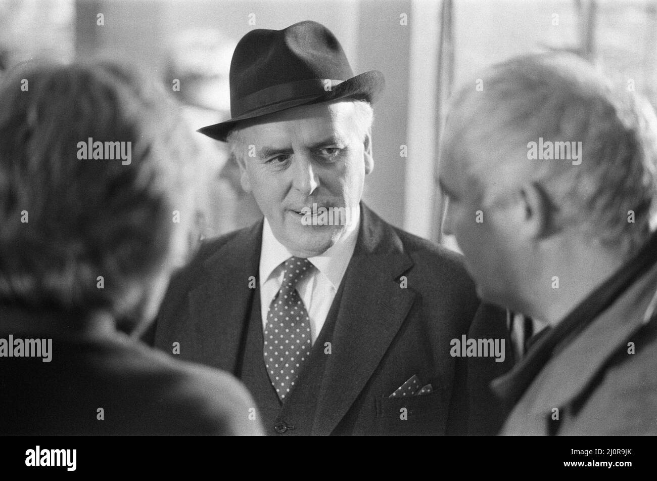 Behind the scenes filming of Minder, a British comedy drama TV Series set in the London criminal underworld, fourth series, episode 'A Star is Gorn', pictured Thursday 22nd September 1983. Our Picture Shows ... George Cole as Arthur Daley. Stock Photo