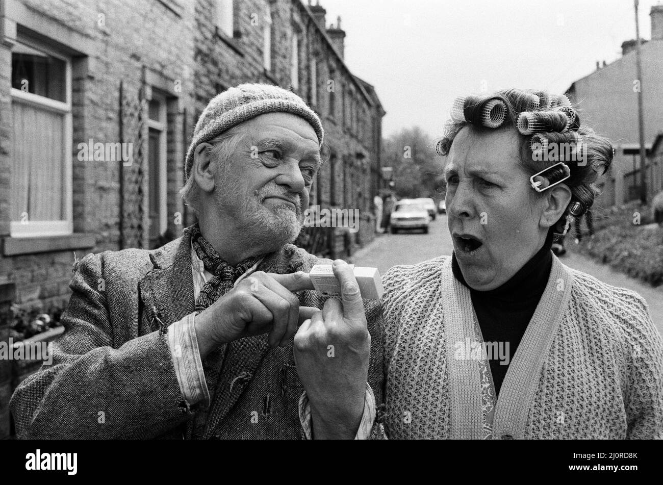 Bill Owen (Compo) and Kathy Staff (Nora Batty) on the set of 'Last of the Summer Wine'. 27th May 1983. Stock Photo